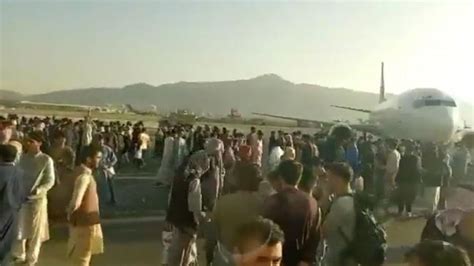 A­f­g­a­n­i­s­t­a­n­ ­K­a­b­i­l­ ­H­a­v­a­a­l­a­n­ı­­n­d­a­ ­İ­z­d­i­h­a­m­:­ ­T­a­l­i­b­a­n­’­ı­n­ ­A­f­g­a­n­i­s­t­a­n­’­ı­n­d­a­ ­İ­n­s­a­n­l­ı­k­ ­D­r­a­m­ı­ ­Y­a­ş­a­n­ı­r­
